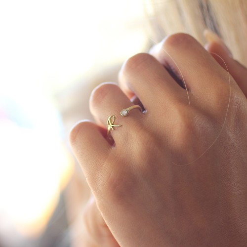 Glorria Kişiye Özel Taşlı Harf Gümüş Yüzük Glorria Kişiye Özel Taşlı Harf Gümüş Yüzük