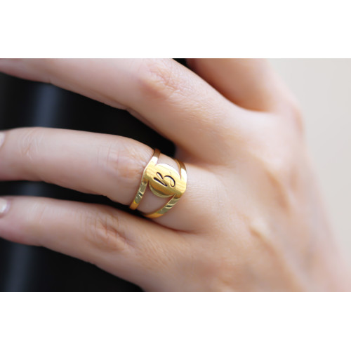 Glorria Gümüş Kişiye Özel Harfli Yüzük Glorria Gümüş Kişiye Özel Harfli Yüzük