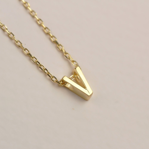 Glorria Gümüş 3 Boyutlu Minimalist V Harfi Kolye Glorria Gümüş 3 Boyutlu Minimalist V Harfi Kolye