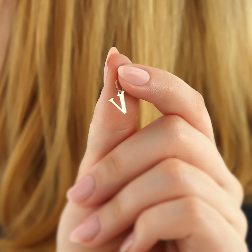 Glorria Altın V Harfi Kolye Ucu Glorria Altın V Harfi Kolye Ucu